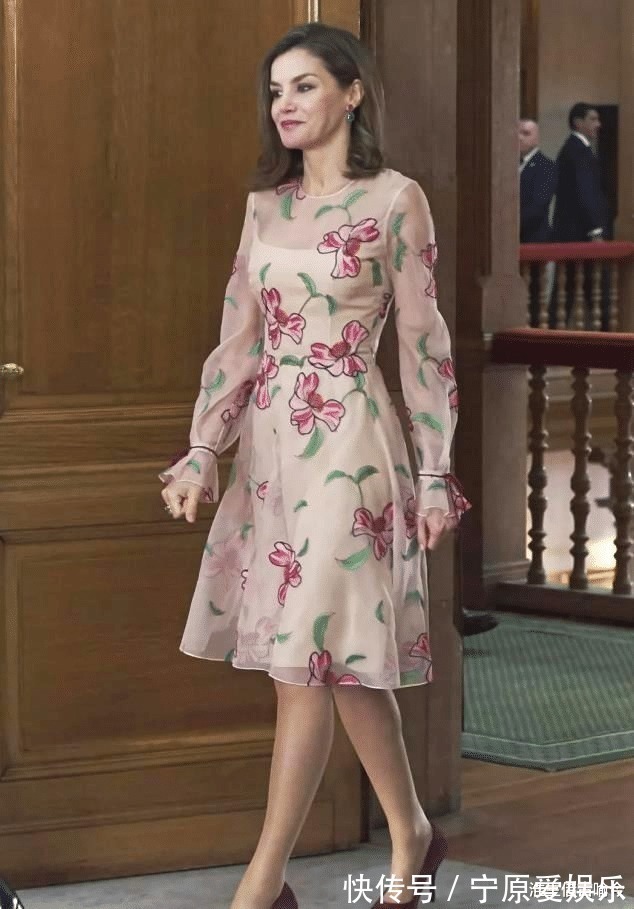 凯特 莱后和凯特同穿蓝色印花裙一个裙子太松垮显胖,另一个活泼娇媚