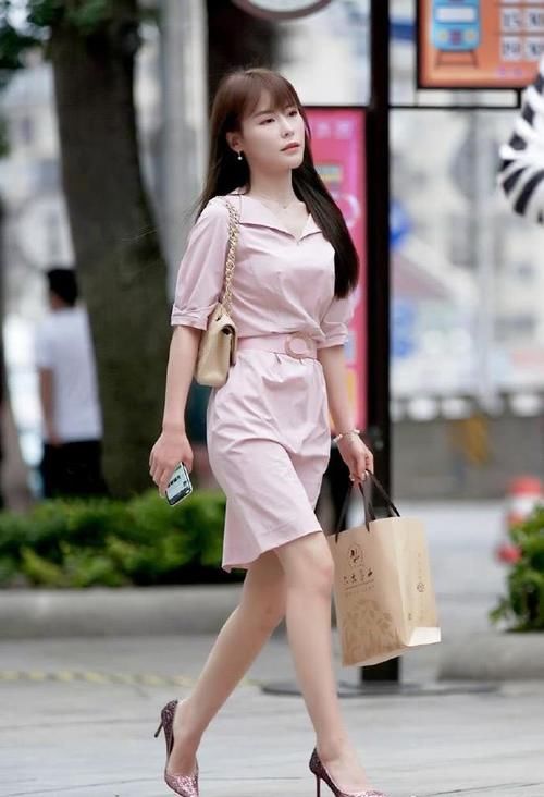 连衣裙|一袭粉色的连衣裙，彰显辣妈的时尚活力，真的太美啦！