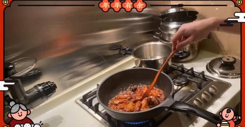 范丞丞掌勺秀拿手菜，红烧鸡翅，西红柿炒鸡蛋手到擒来，范冰冰在一旁打下手