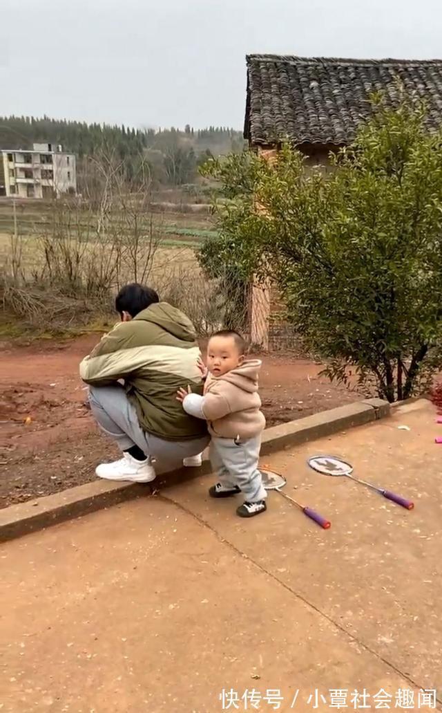 羽毛球拍|孩子把父亲推下台阶,网友:这儿子不能留,有反骨