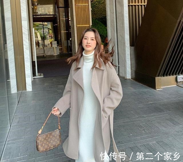 针织衫 大衣里面别穿打底衫了,今年流行配这4件“内搭”,不挑人还时髦!