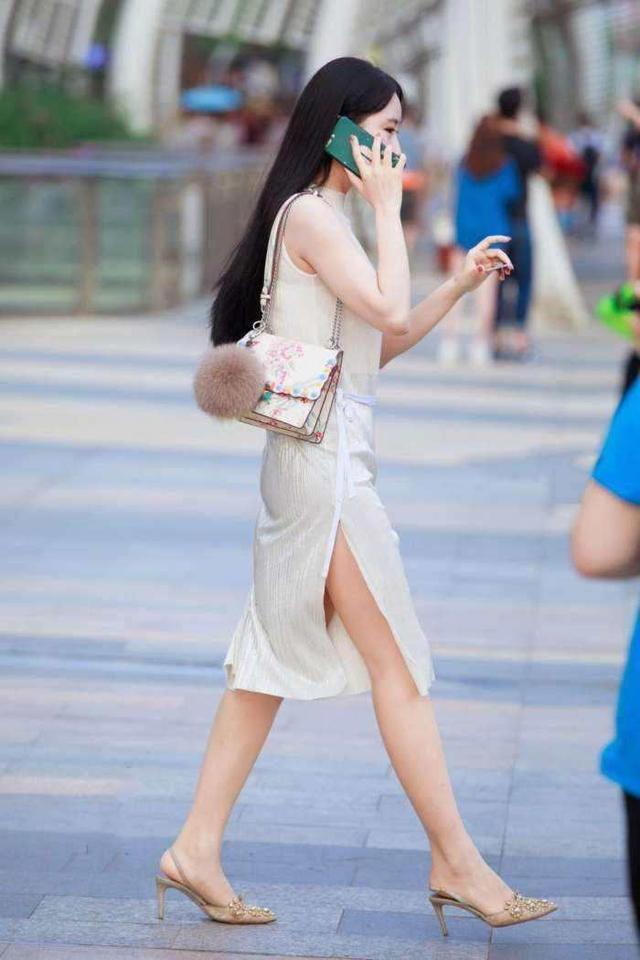 美女|路人街拍,优雅漂亮的成熟美女,时尚穿搭展现十足魅力,女人味满