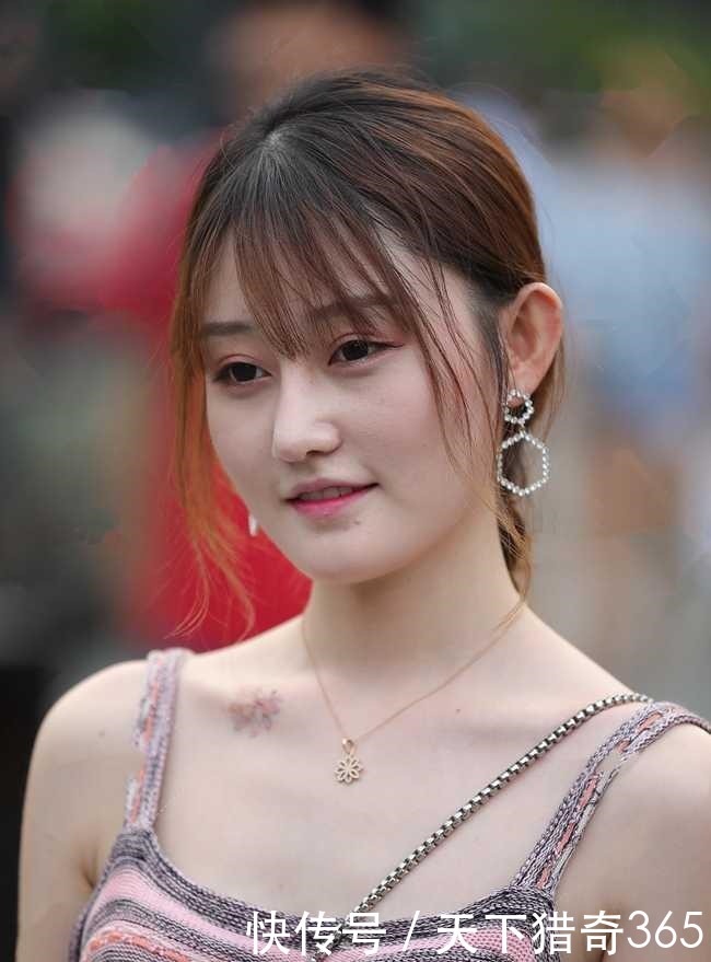 姑娘别嘟着嘴，笑起来多好看啊！