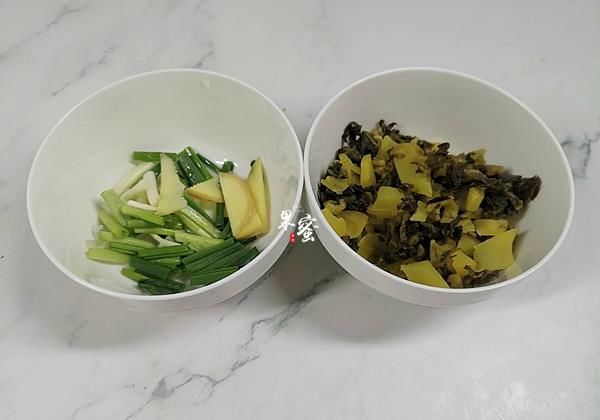 午餐这样焖了一锅美食，有菜有饼，咸鲜味美，家人连说做得太少