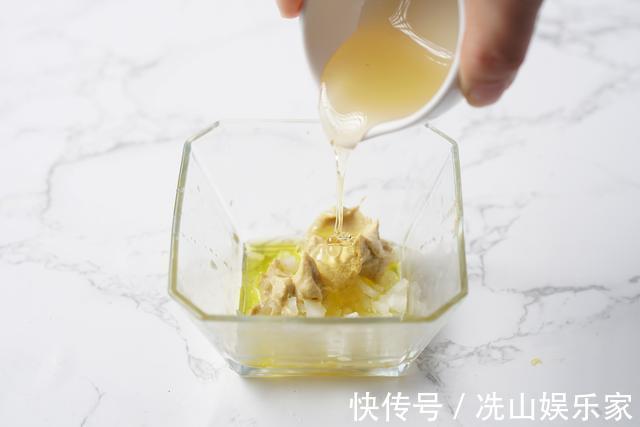 鸡胸肉又老又柴吃不下试试这样做,鸡胸肉鲜嫩多汁,成抢手货