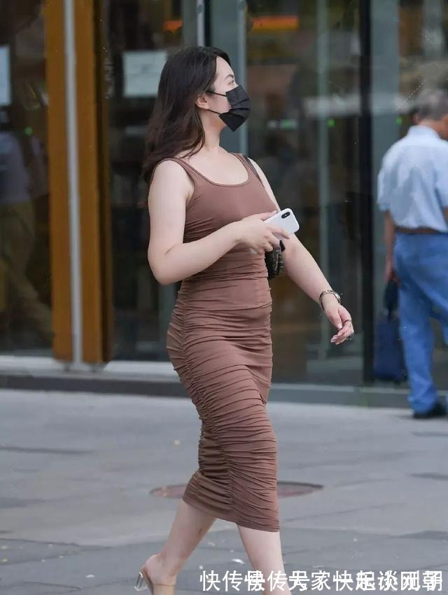 着装|丰腴凹凸的连衣裙美女，让着装造型远离廉价感，超级吸睛
