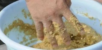 如何配置野钓江河钓饵，这几个饵料制作方法你用过吗？