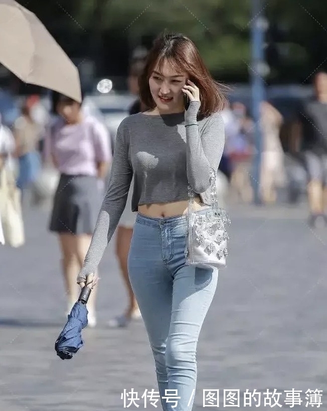 紧身牛仔裤，轻轻松松就打造了一双大长腿，养眼又好看
