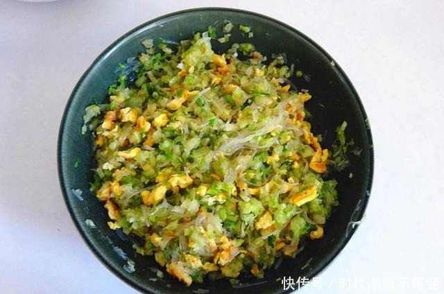 这是全家都爱吃的菜团,不用和面发面,简单省事,鲜香又解腻
