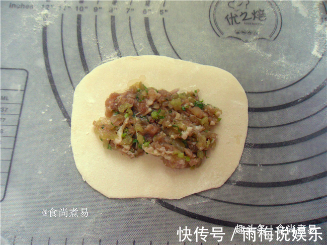 此款面食很简单,捏一捏,烙一烙就完成,皮薄馅大越嚼越香