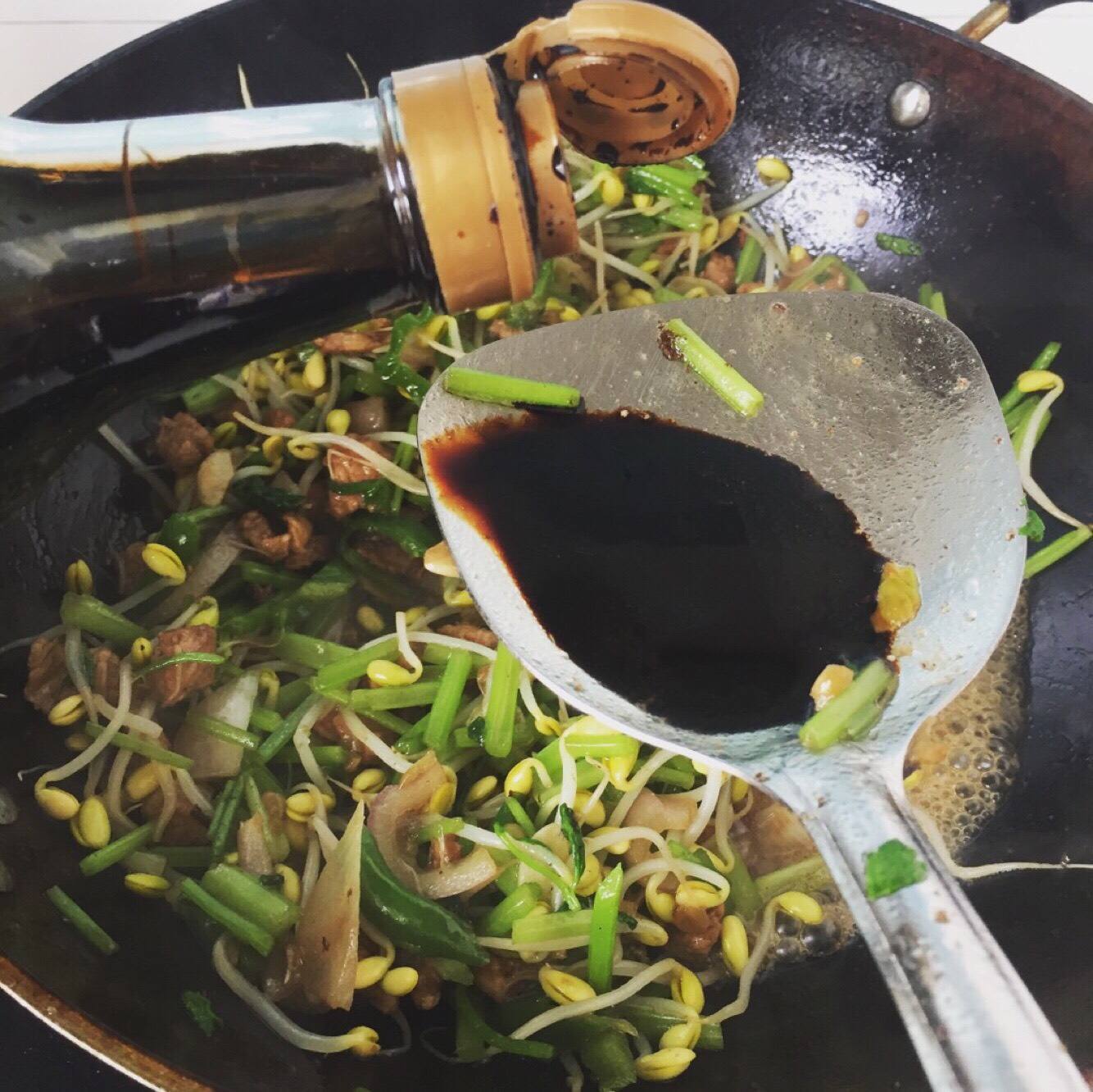 调味料|味精、鸡精和酱油,哪种调味品对身体伤害比较大,大部分人吃错了