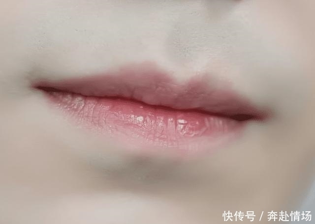 唇妆|记住涂口红的3个技巧,不伤唇还很上色,营造性感小嫩唇
