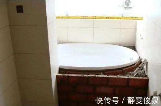 泡泡澡|巴掌大的卫生间，老师傅帮忙砌了个浴缸，发在朋友圈底下全是赞
