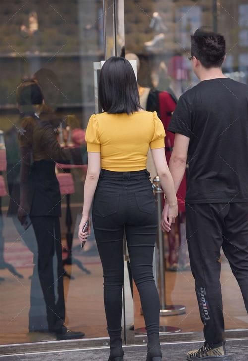 时尚设计上衣，搭配高腰小脚裤，气质时尚，穿出高级感