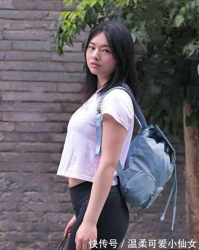 气质 简单利落的打底裤装扮显出典雅气质,时尚女生都喜欢,女神气质!