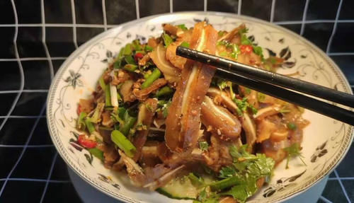  年夜猪耳朵最好吃的做法，调料简单味道足，太好吃了
