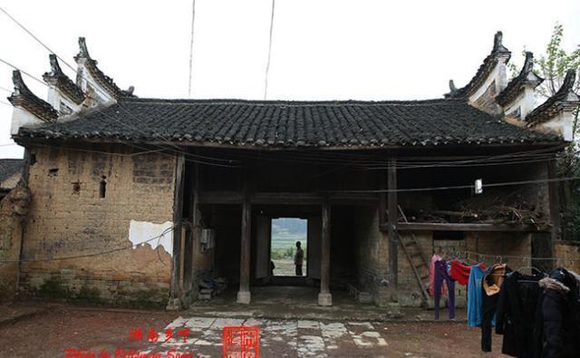 在邵东的偏僻乡野,发现一处豪宅,建于嘉庆年间,里面还住着人