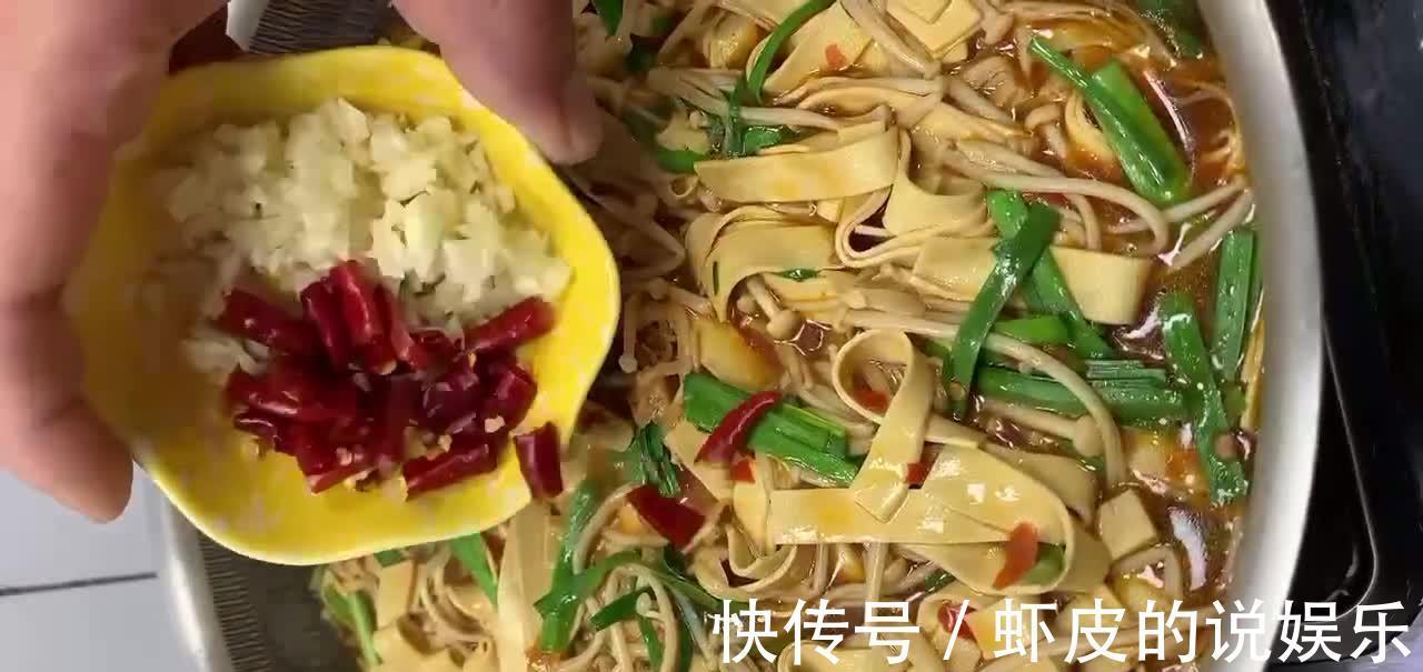 金针菇豆腐皮烧韭菜，汤鲜味美香辣入味，韧中带脆，既好吃又下饭