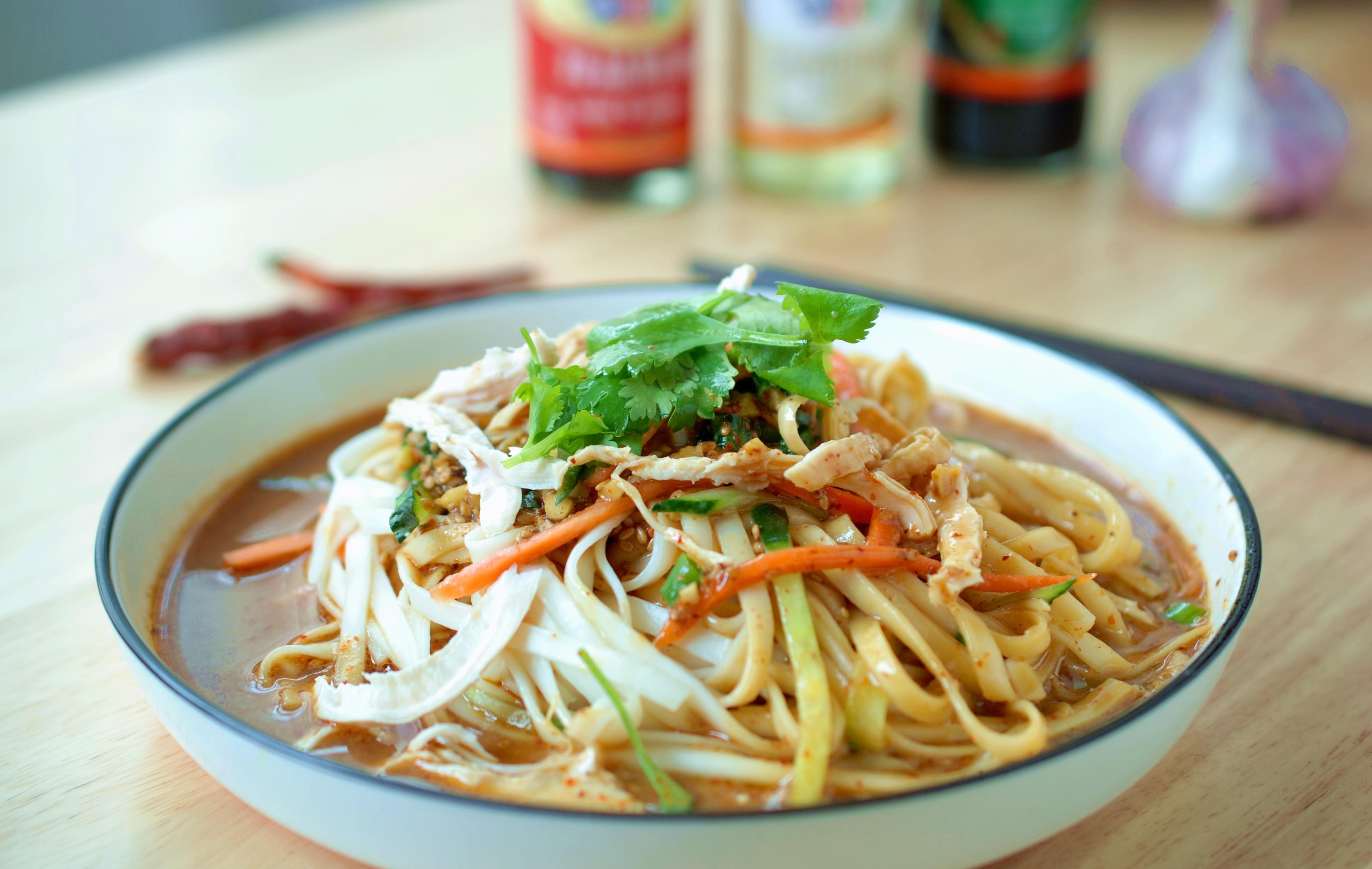 手擀面筋道|一碗面，做法简单滋味十足，几种调料拌一拌，吃着太过瘾了