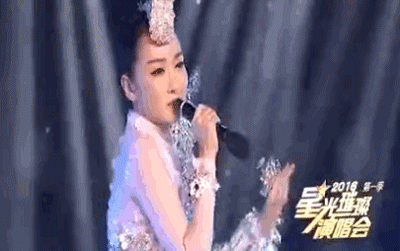 小春哥|假唱翻车的8个歌手，一个比一个离谱，有人拿反麦克风唱完整首歌