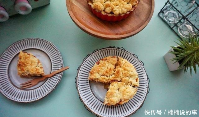 小朋友心心念念着要吃苹果派,我给她做了一份,她满足得笑不拢嘴