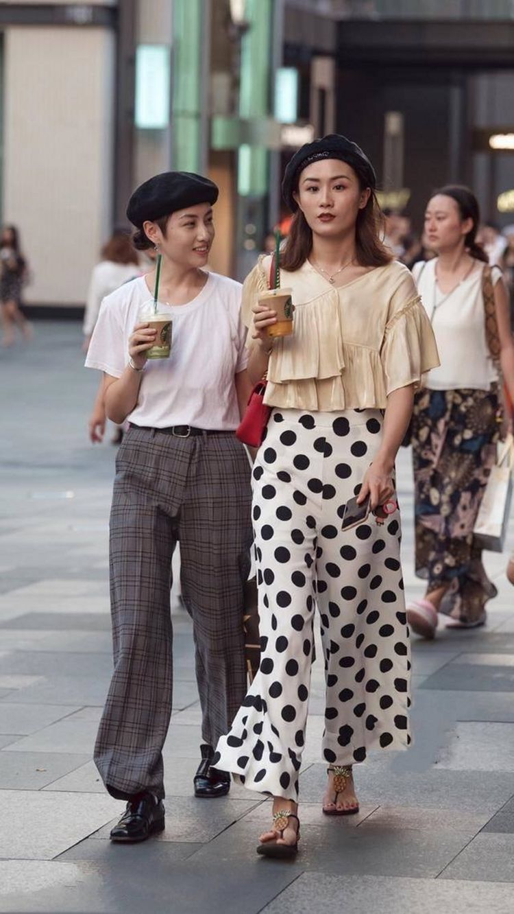 小姐姐|美女街拍：丝滑面料纯色上衣搭配高腰牛仔短裙，清纯可爱，尽显美人范