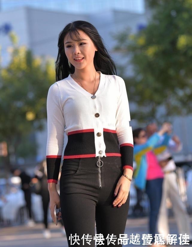 街拍|时尚街拍:简约风的关键,黑色牛仔裤穿搭出淑女范儿!