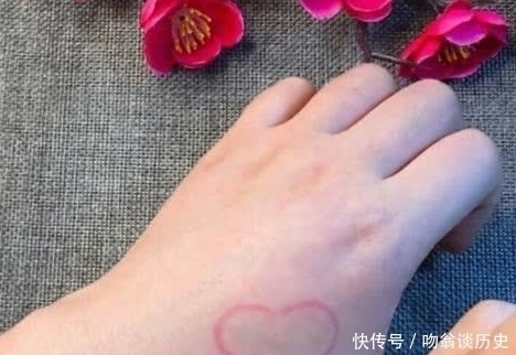 爱心@美术生在手上画粉色爱心水滴,像极了爱情,普通人:实力不允许!