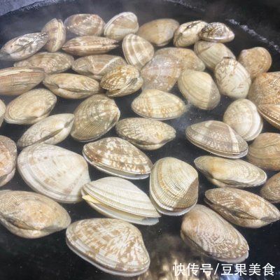 那一碗令人神往的蒜蓉锡纸烤花甲