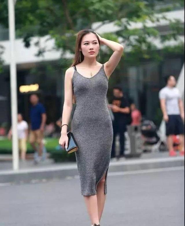 街拍闺密一起穿裙子出门逛街,这样的配色好吸睛