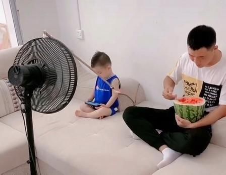 孩子|爸爸带孩子吃西瓜照火了,发明了电风扇“吃瓜法”,懒出了新高度