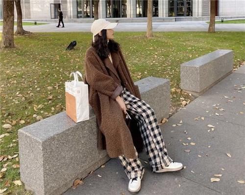 比羽绒服时髦，比大衣保暖，2021的秋冬的时髦全靠羊羔毛