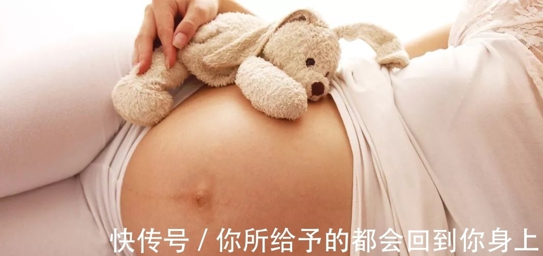 翻身|孕中期以后，如果孕妇睡觉经常翻身，胎儿可能要吃三种“苦头”