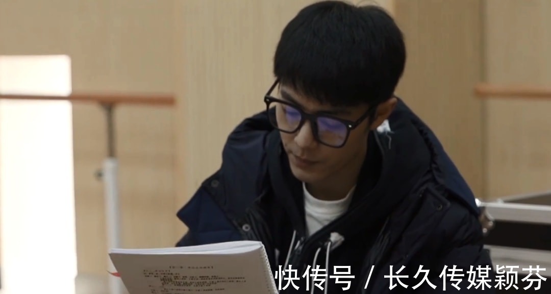 肖战|肖战话剧纪录片曝光，无实物表演吃东西被辣到，素颜出镜无包袱