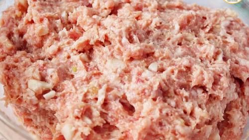 四喜丸子，原来加“馒头碎”是关键！如此做肉馅不松散，咸鲜酥嫩