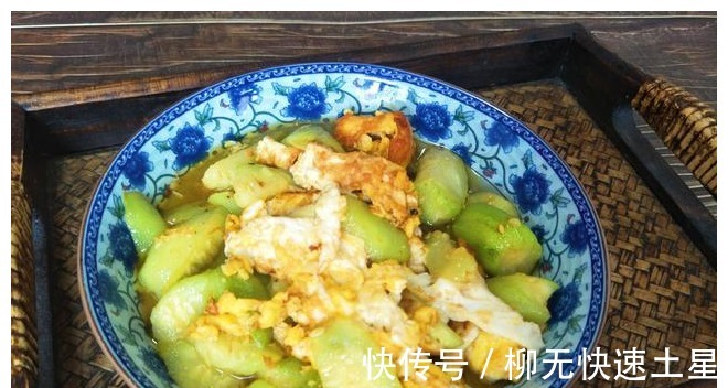 做法|立秋后要多吃丝瓜,教你简单做法,丝瓜翠绿不变黑,营养又入味!