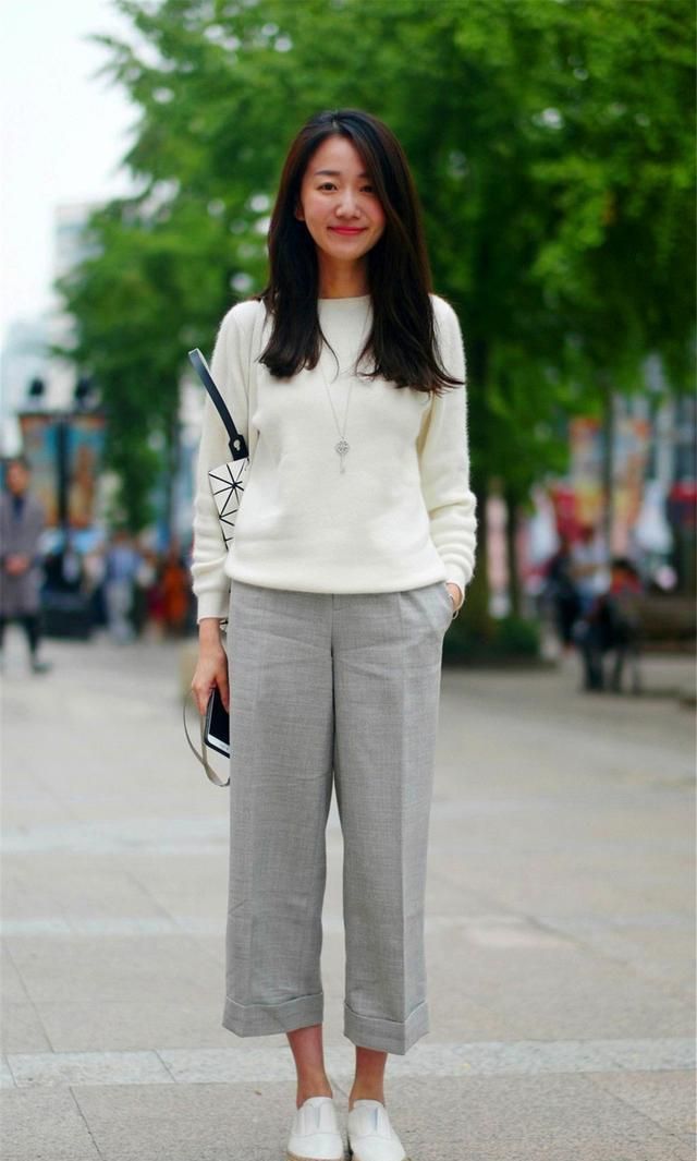 街拍：小姐姐身穿格子外套，气质优雅，大家闺秀的感觉