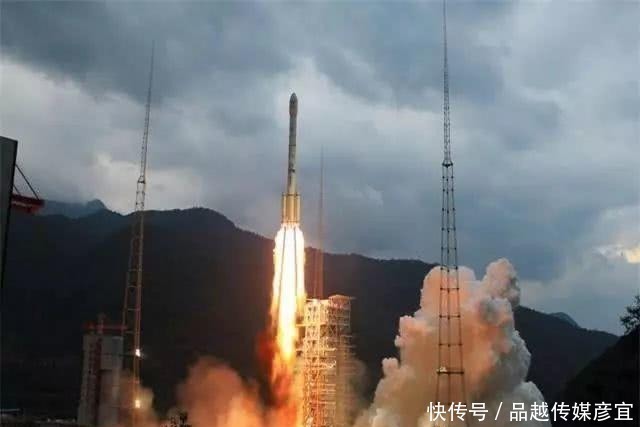 请收下世界首张近距离月背影像！网友泪目：玉兔，家里来人了！