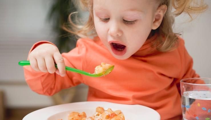 男孩儿|吃货宝宝半夜跑厨房偷吃,被妈妈逮到还一脸淡定,惯犯无疑了