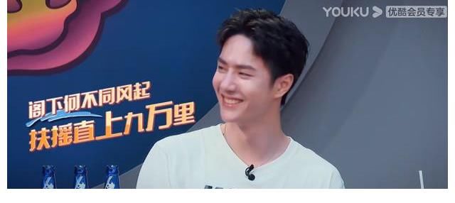 隔板|王一博不愧是生活小能手！用脚轻松开椰子，隔板看字好眼神