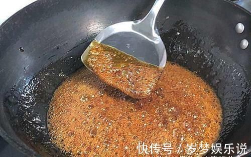 炒糖色时,冰糖直接下锅炒是大错!多加这一步,糖色不焦更红亮