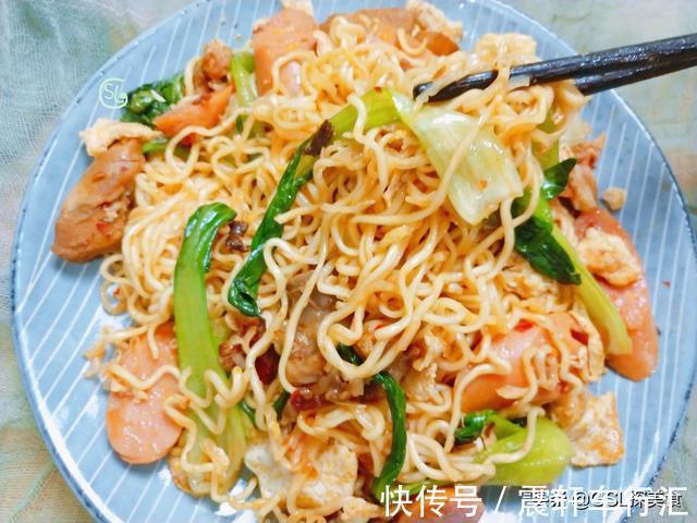 小青菜|常吃的快手炒面，简单的炒一炒，好吃解馋，一人吃了一大盘