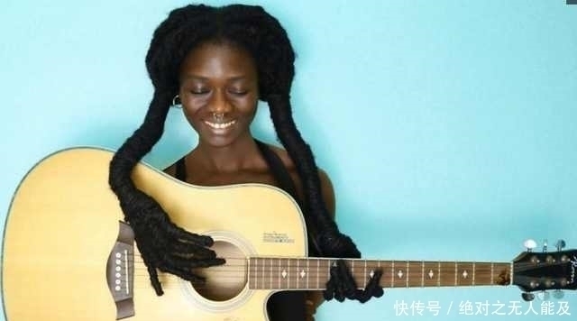 头发|非洲女孩长得太黑没人要,整理了一下头发后,很多男人排队想娶她