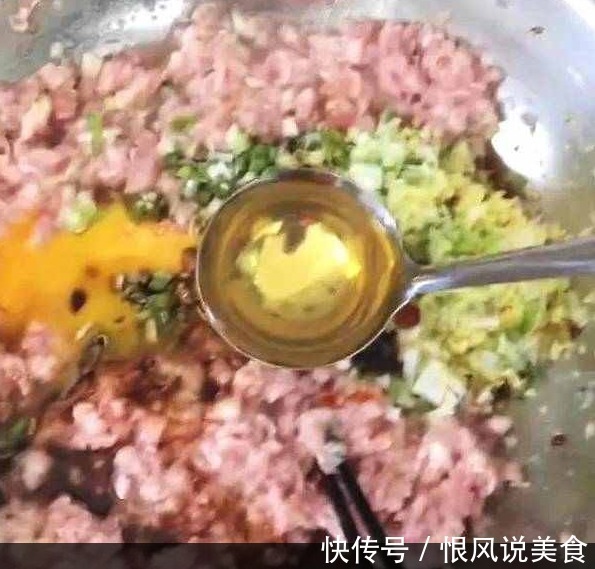 拌饺子馅时应该放生油还是熟油多数人放错,难怪饺子油腻又难吃