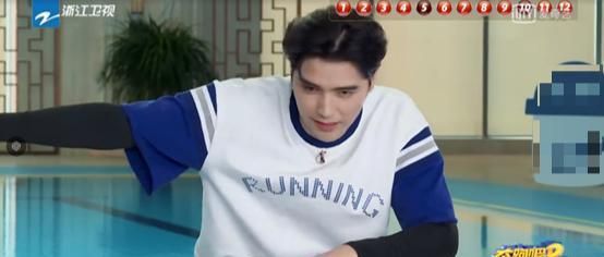 杯子|《奔跑吧》看完阿云嘎的表现,网友直言让他好好唱歌,别参加综艺