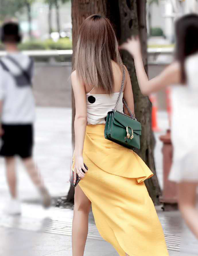 细腰|夏季的最佳穿搭,两位小姐姐穿着太清凉,细腰长腿抢眼十足