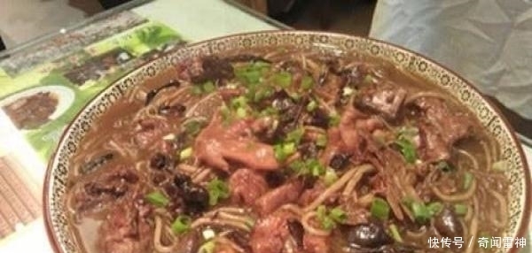 去东北旅游点了四个菜, 服务员劝都不听, 结果呢活该!