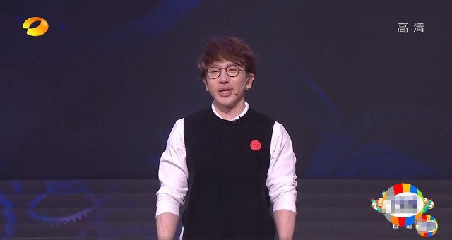 湖南春晚：何炅屡失误显疲惫，50岁孙悦劲歌热舞，刘谦被指认不出