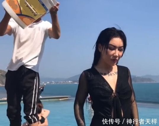 助理整桶水倒向跪地新娘后,直接抓拍到华丽瞬间,成片细节不寻常