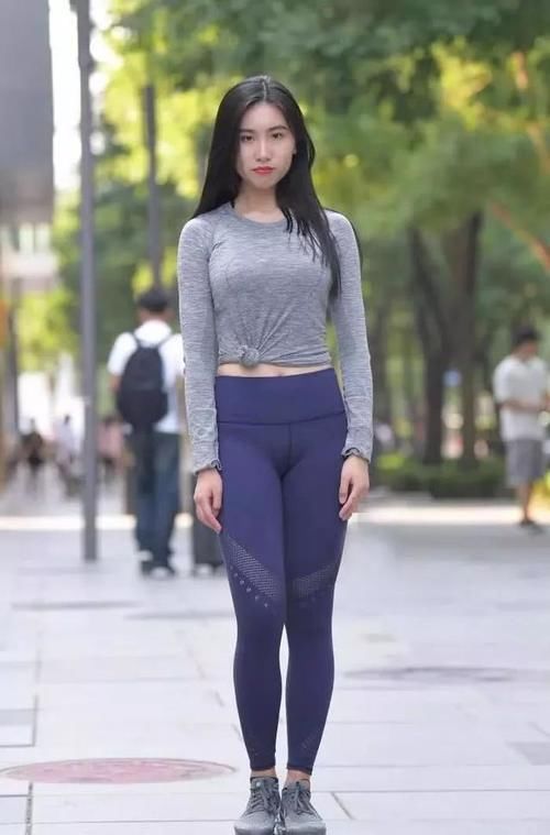 时尚高弹健美裤，修身的同时不失气质 ，魅力十足！